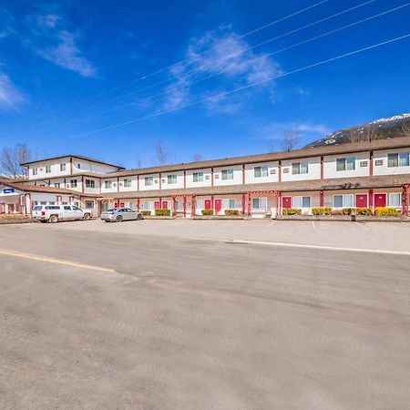 The Revelstoke Gateway Inn Exterior photo